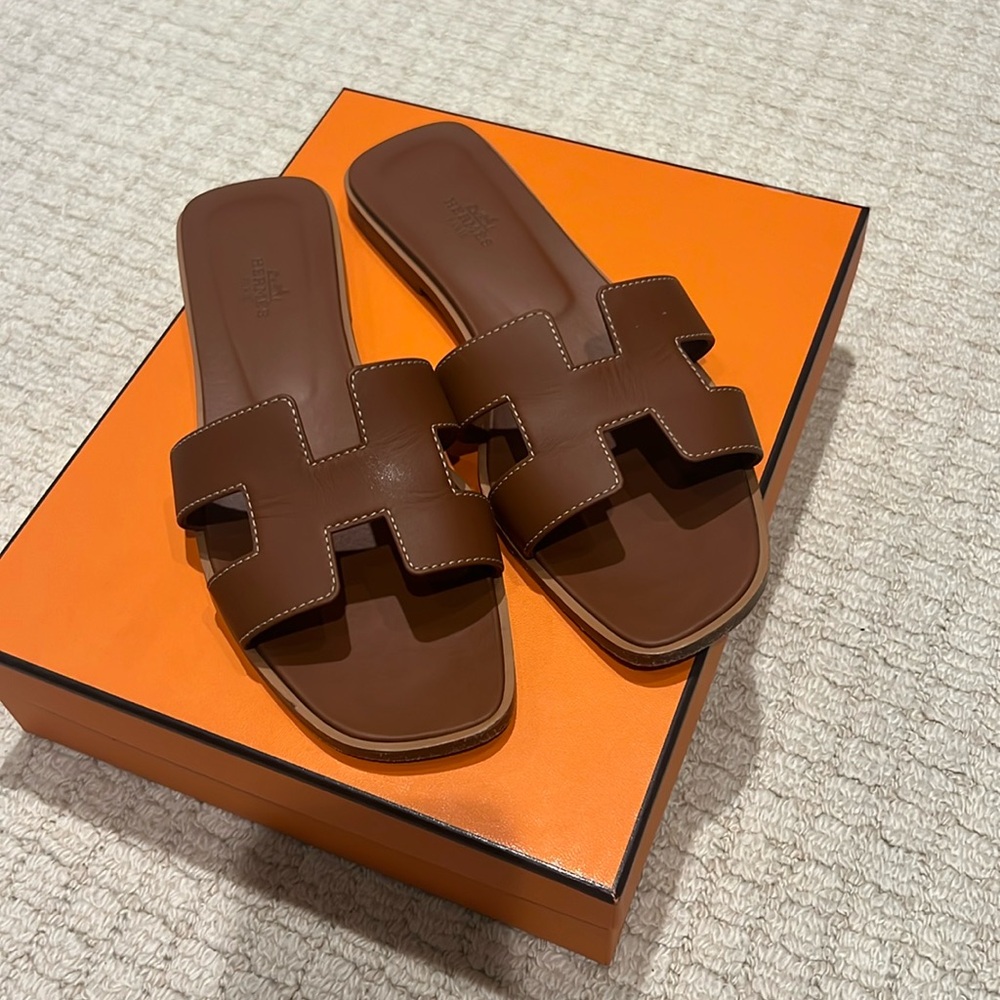 Gold Hermes oran great condition. 38.5